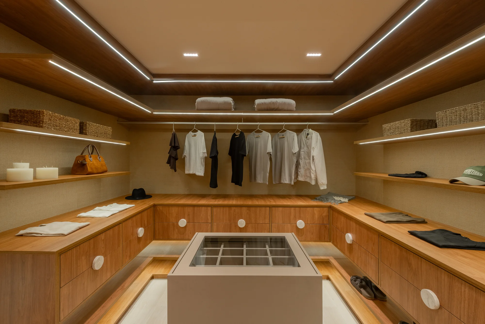 Closet da suíte master - apto de 243m² (Foto do decorado)