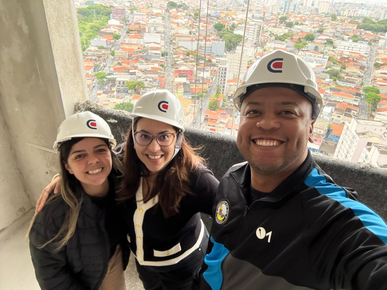 Renata em visita técnica a uma obra